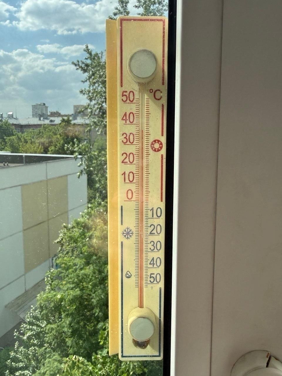 В Москве зафиксирована аномальная жара — столбики термометров поднялись до +38°C. Такая температура нехарактерна для мая.