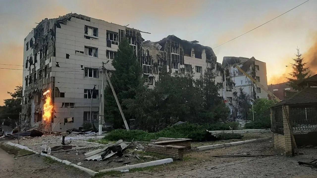 Удар беспилотника по колледжу в Старобельске: 35 раненых, под завалами могут быть люди