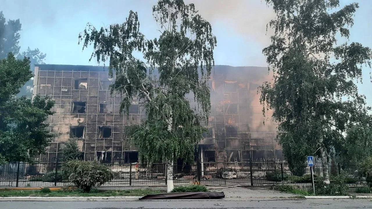 Удар беспилотника по колледжу в Старобельске: 35 раненых, под завалами могут быть люди