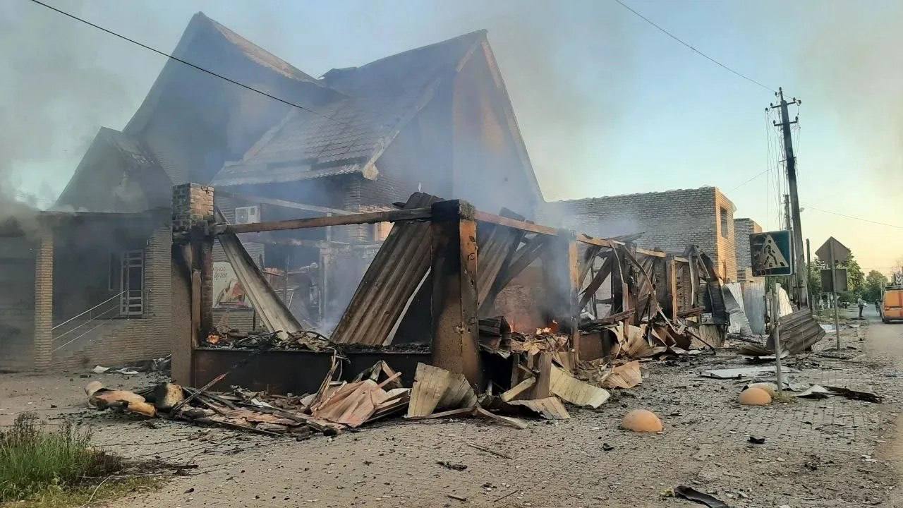 Удар беспилотника по колледжу в Старобельске: 35 раненых, под завалами могут быть люди
