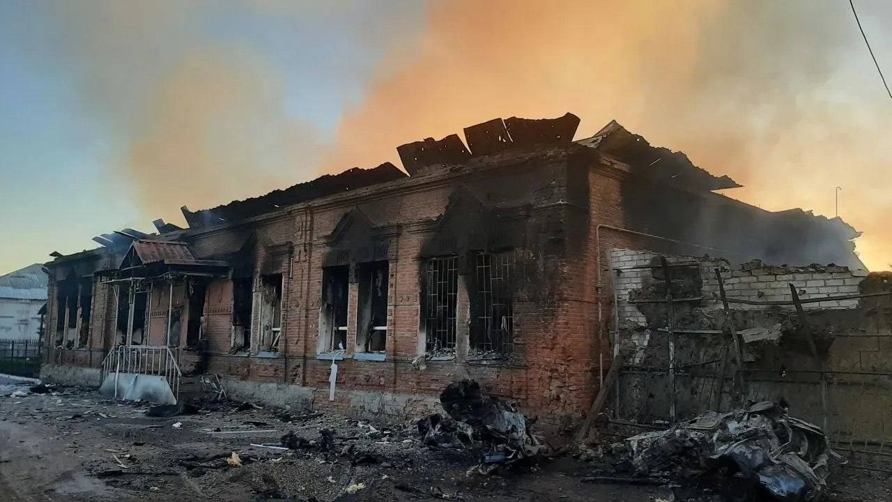 Удар беспилотника по колледжу в Старобельске: 35 раненых, под завалами могут быть люди