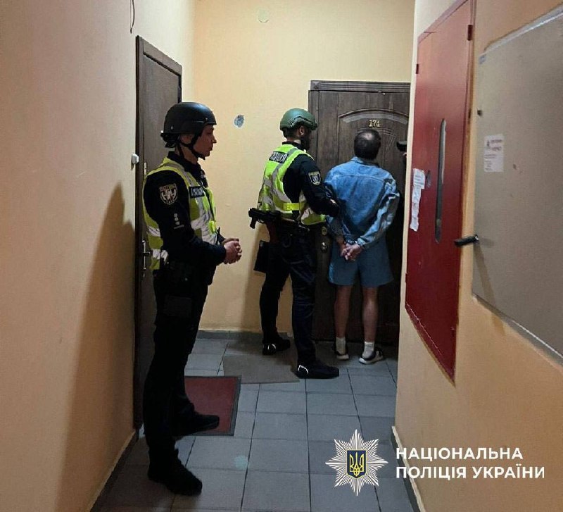 В Киеве мужчина открыл стрельбу и забаррикадировался в квартире