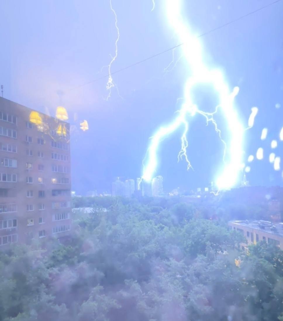 Москву накрыли мощные грозы с молниями и ливнем