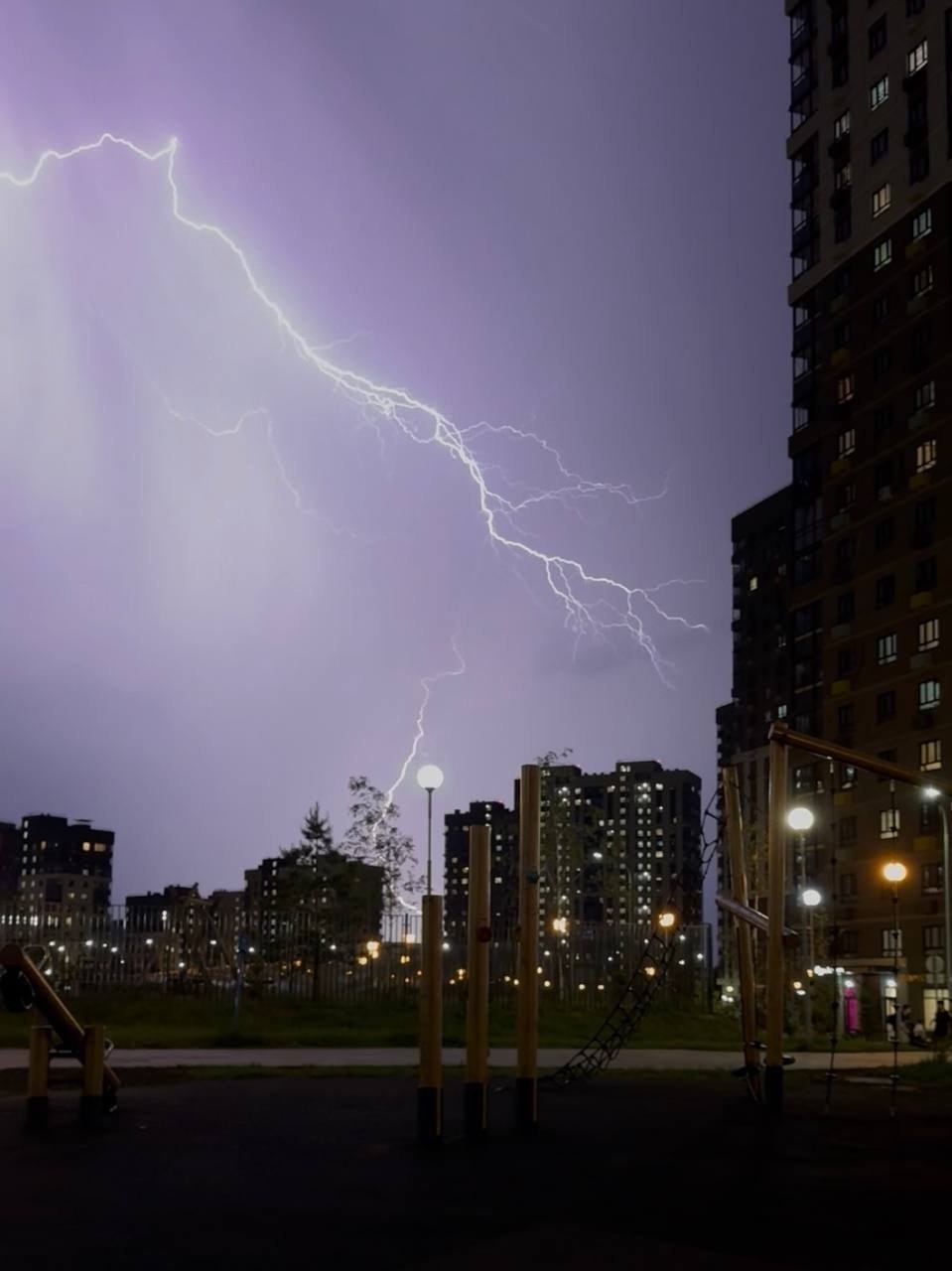 Москву накрыли мощные грозы с молниями и ливнем
