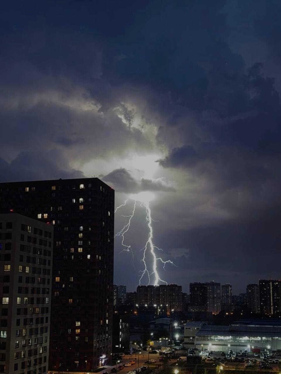 Москву накрыли мощные грозы с молниями и ливнем