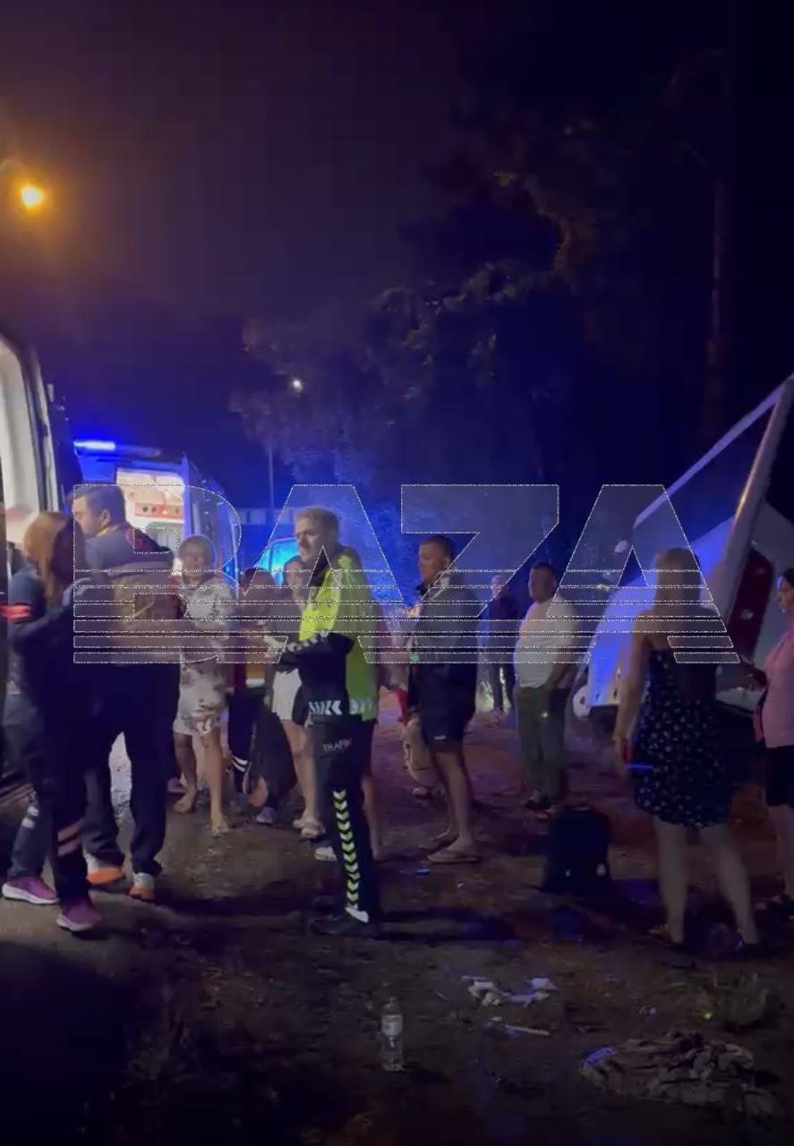 В Турции автобус с туристами врезался в дерево: пострадали 14 россиян