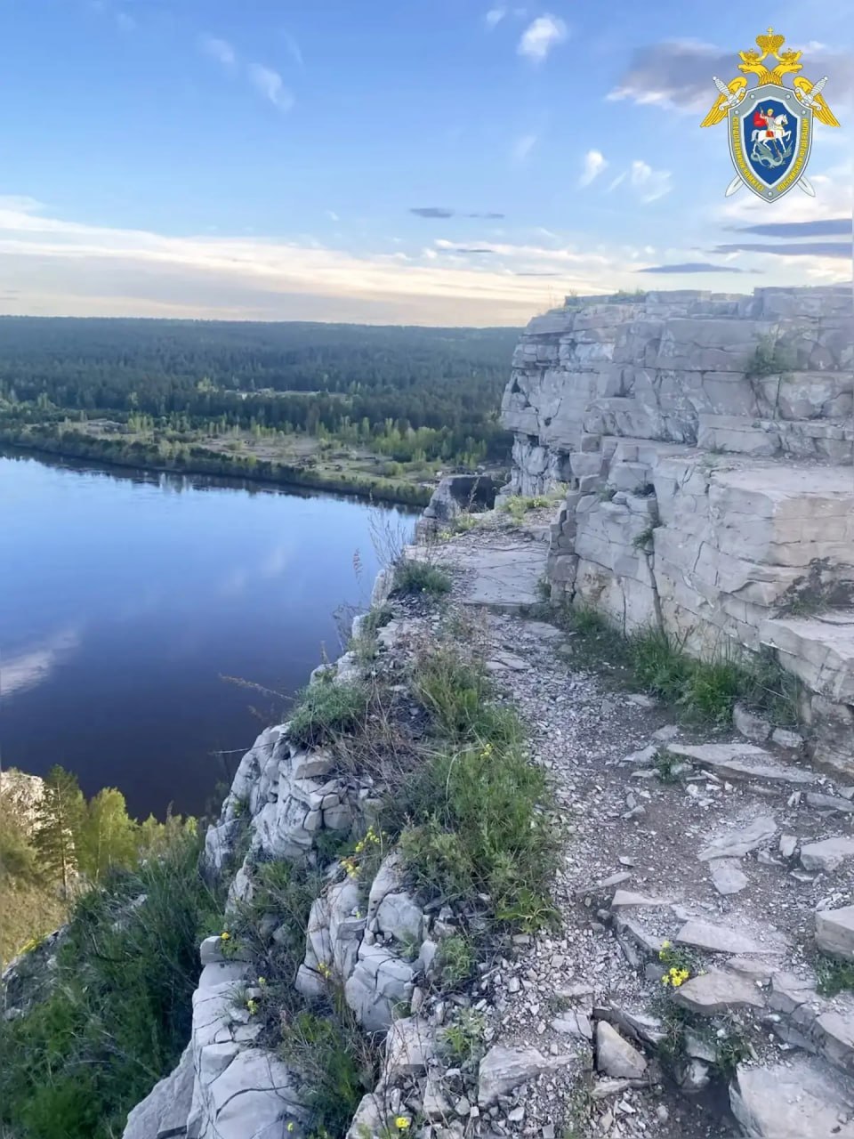 Девушка погибла, сорвавшись со скалы во время фотосессии в Иркутской области.