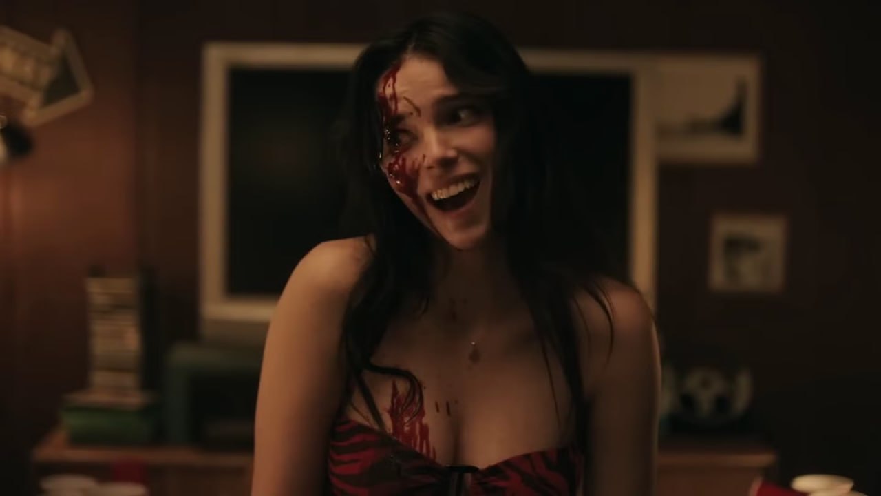Фильм «Обсессия» стал главным хоррором года и кинофеноменом: малобюджетная лента про обезумевшую влюблённую сделала 26-летнего…