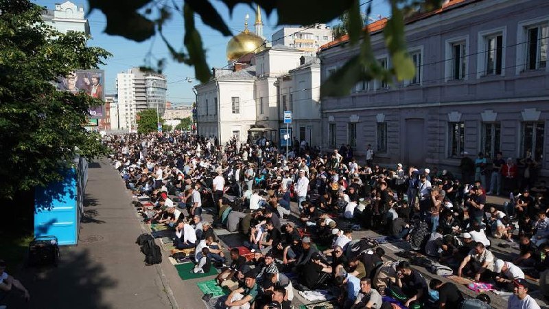 В Москве и Санкт-Петербурге вводятся ограничения движения на улицах, где расположены крупные мечети, по случаю празднования…