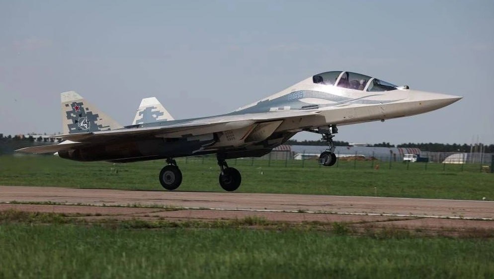 Состоялся первый полет двухместного прототипа истребителя Су-57