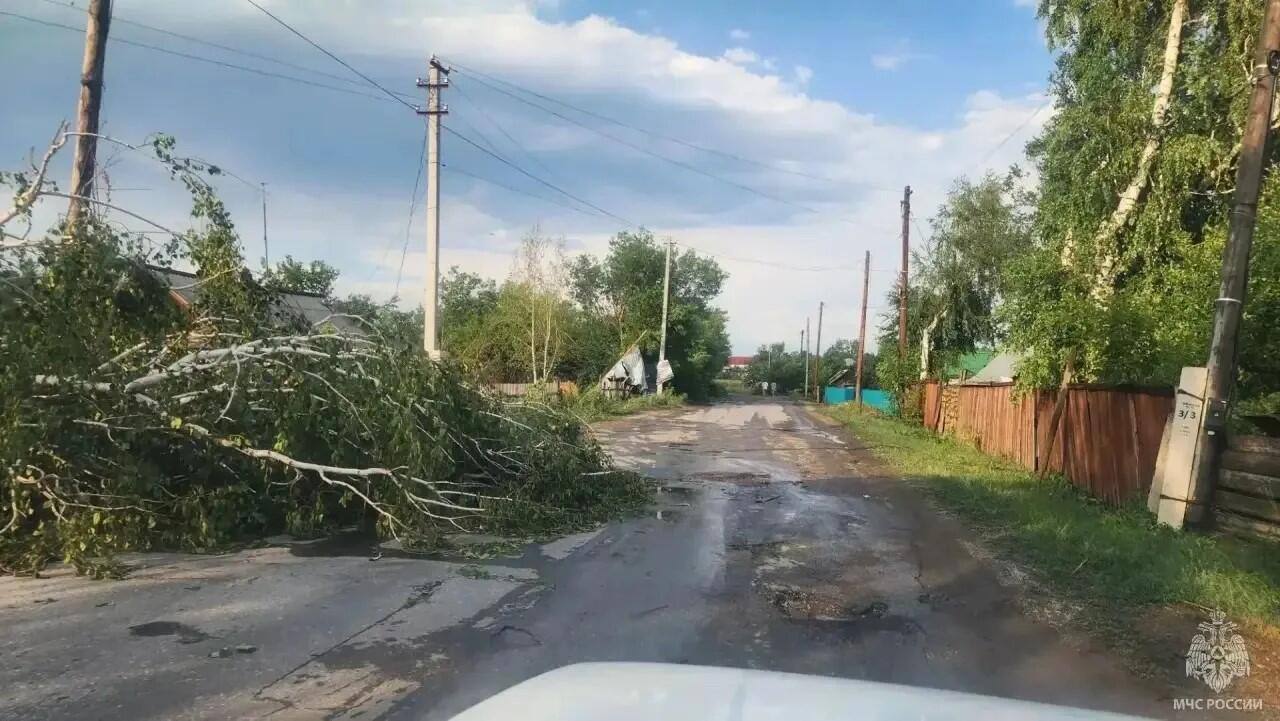 Мощный ураган с ливнями обрушился на Алтайский край. По данным СМИ, без электричества остались свыше 6 тысяч домов.