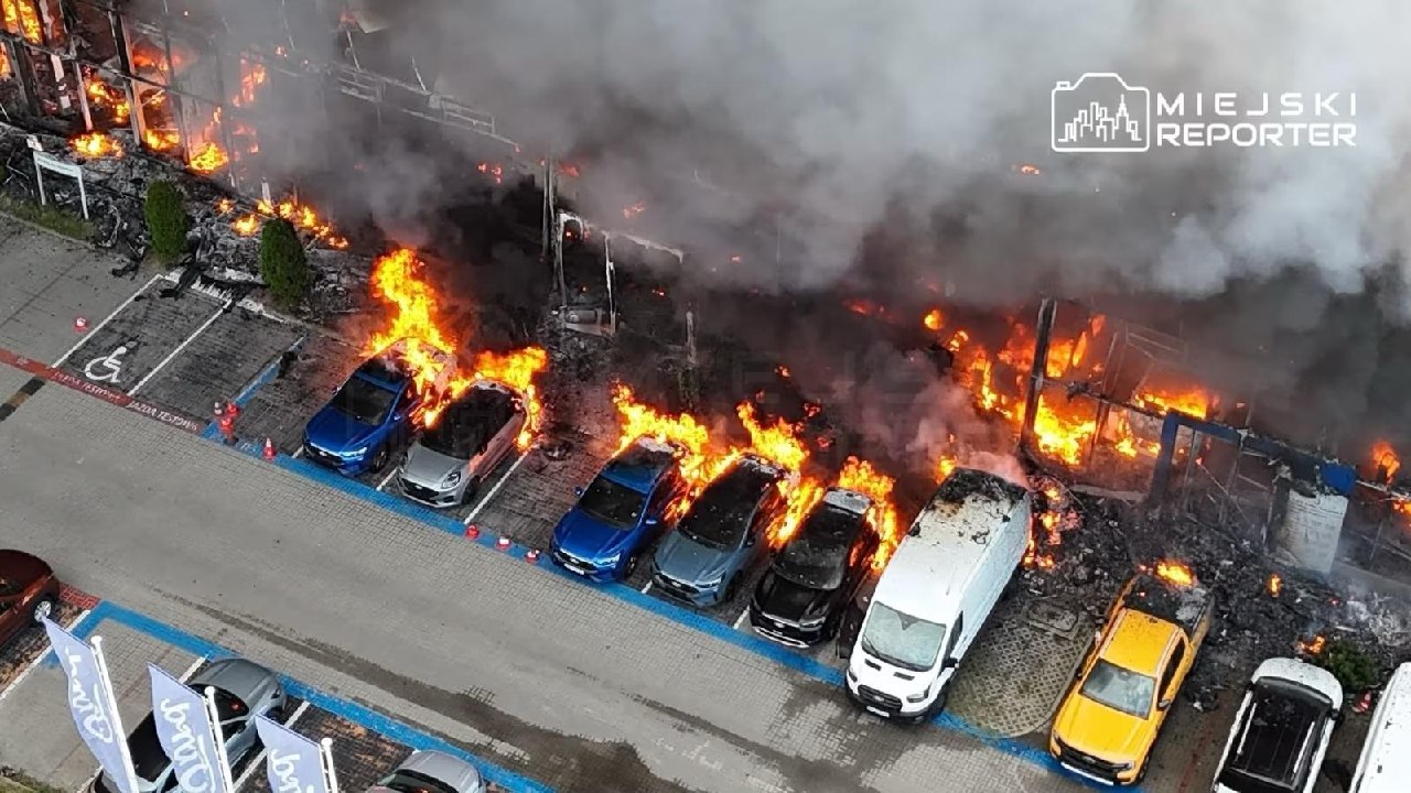 В Варшаве загорелся автосалон Ford
