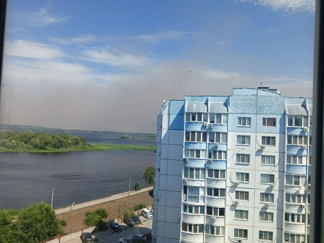 На Саратов и Энгельс надвигается мощная пылевая буря