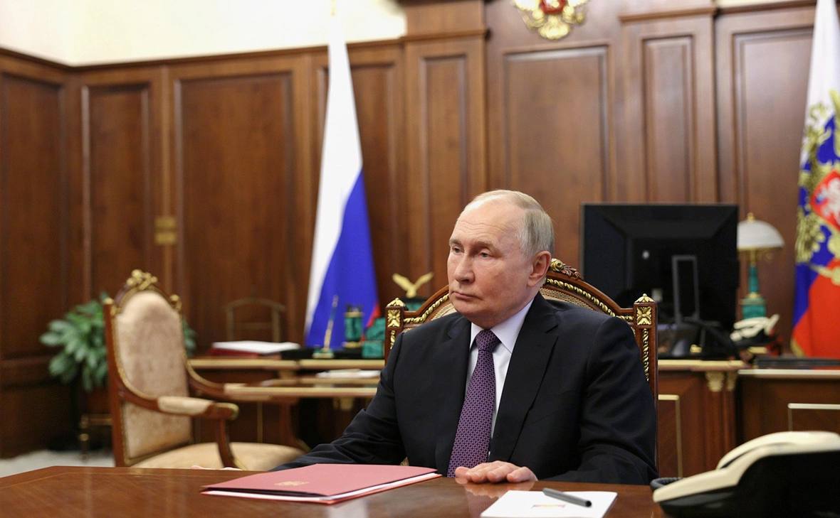 Путин призвал бороться с воздействием на российский торговый флот как с пиратством