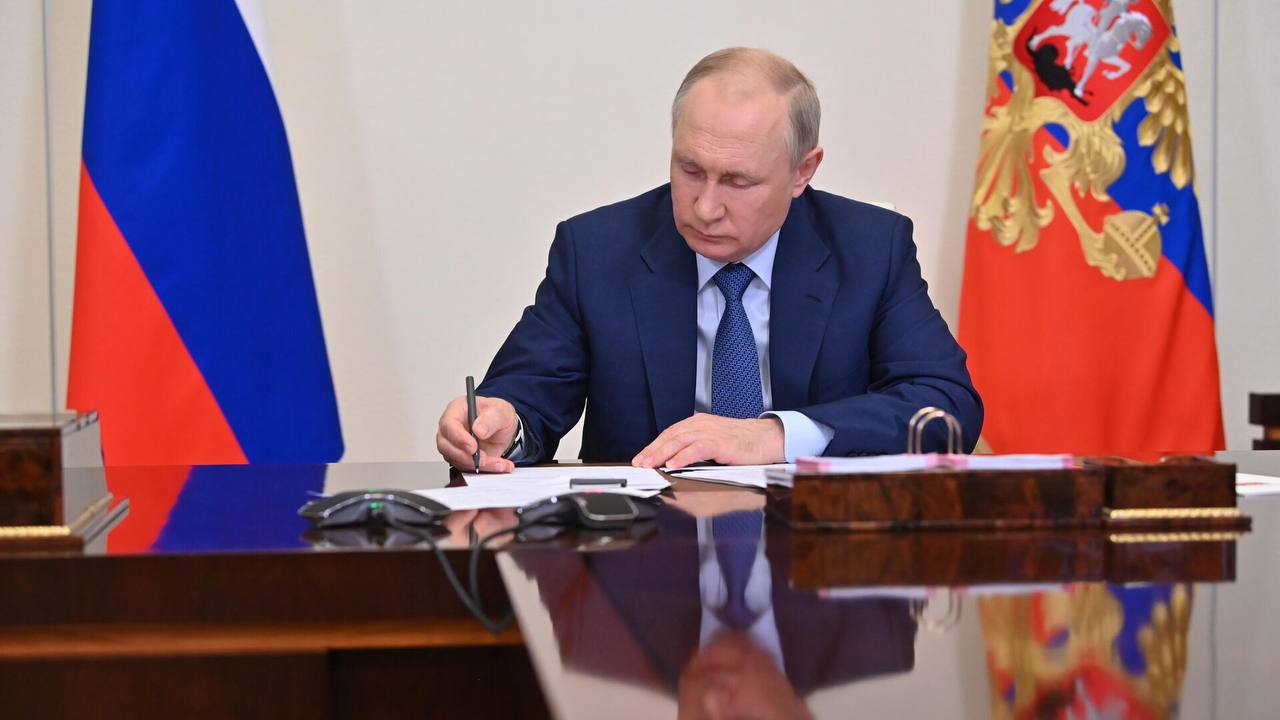Путин подписал закон о выезде детей мигрантов из РФ после 18 лет
