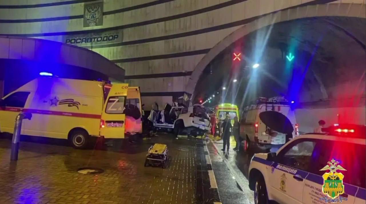 Смертельное ДТП в Сочи: водитель с семьей погиб в тоннеле