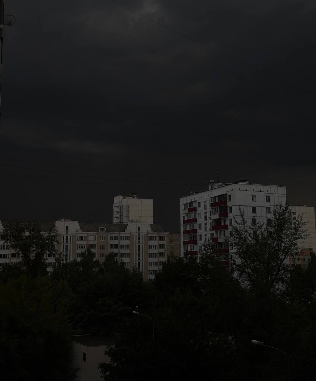 Центр Москвы накрыла тьма из-за непогоды