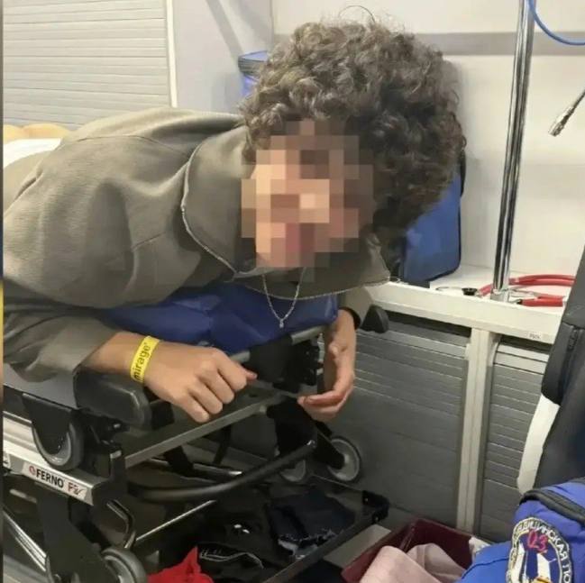Петербурженка ударила ножницами парня, вернувшего ей сумку
