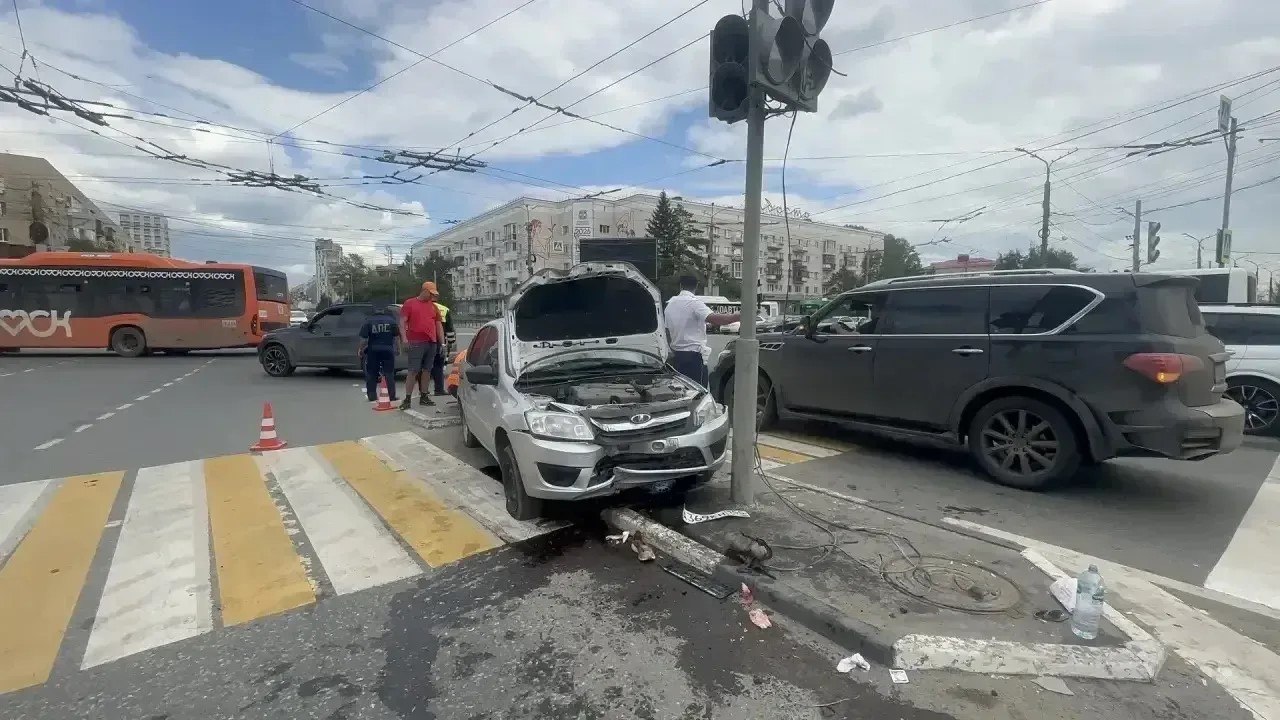 В Омске автомобиль наехал на пешеходов: восемь пострадавших