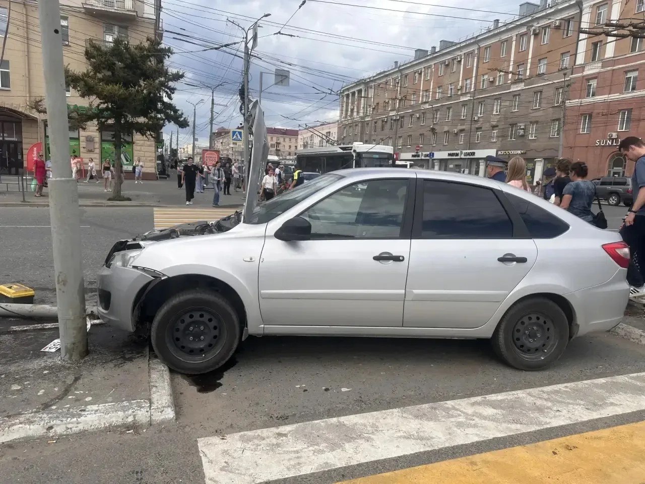 В Омске автомобиль наехал на пешеходов: восемь пострадавших