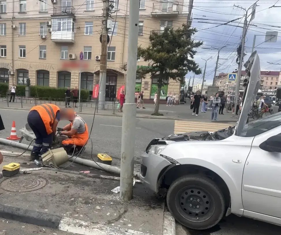 В Омске автомобиль наехал на пешеходов: восемь пострадавших
