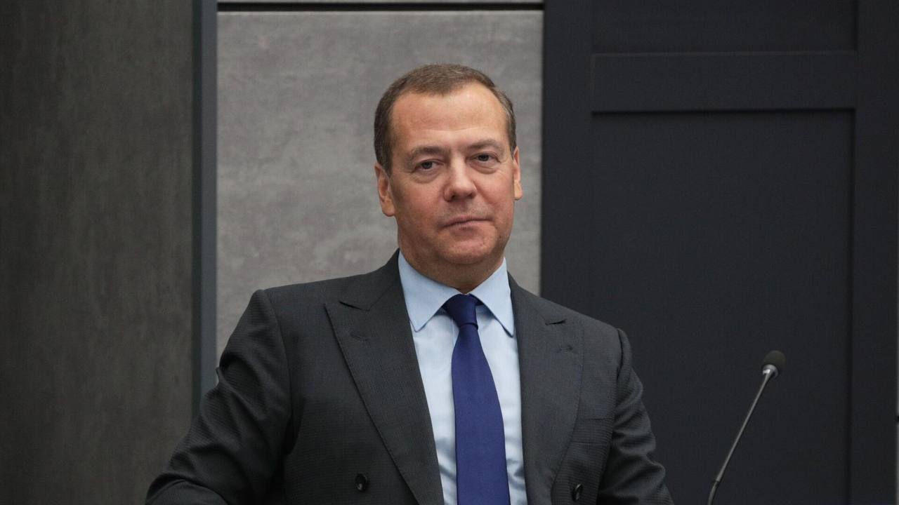 Медведев предупредил Армению о рисках сближения с Западом