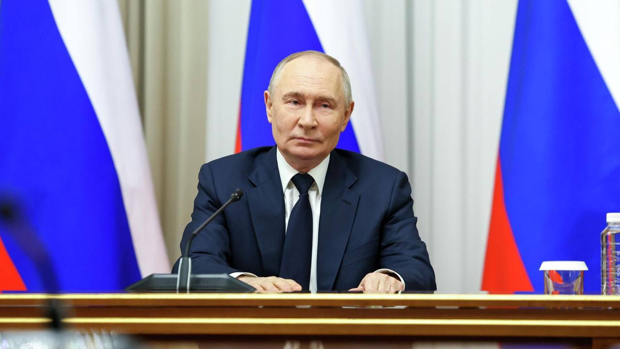 Путин призвал активнее внедрять ИИ в общественный транспорт