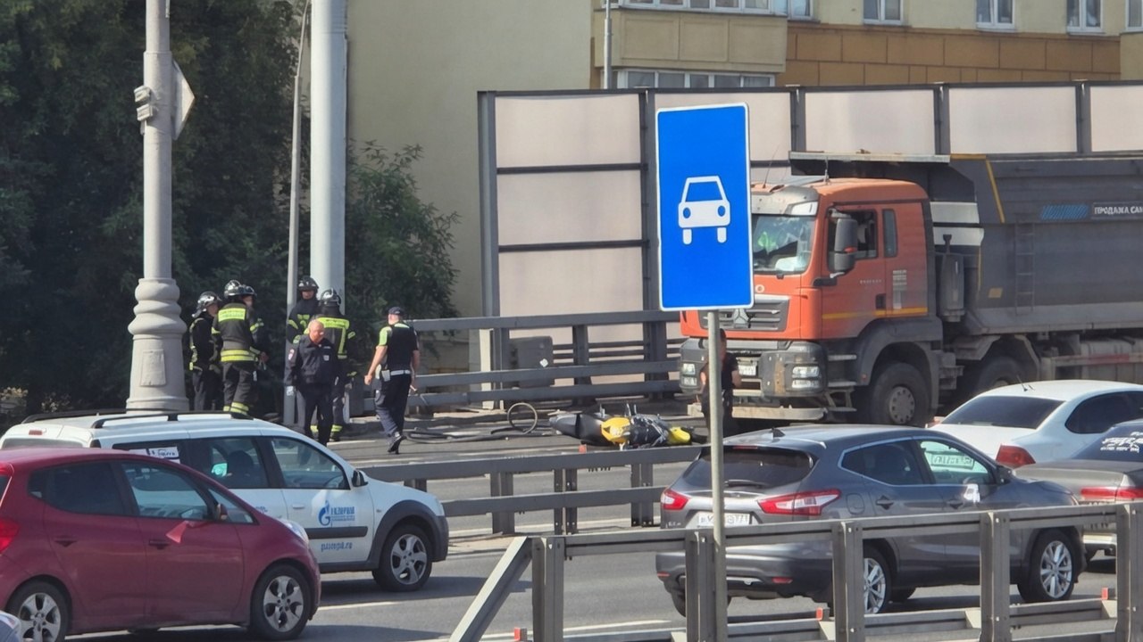 Мотоблогерша погибла под колесами самосвала в Москве