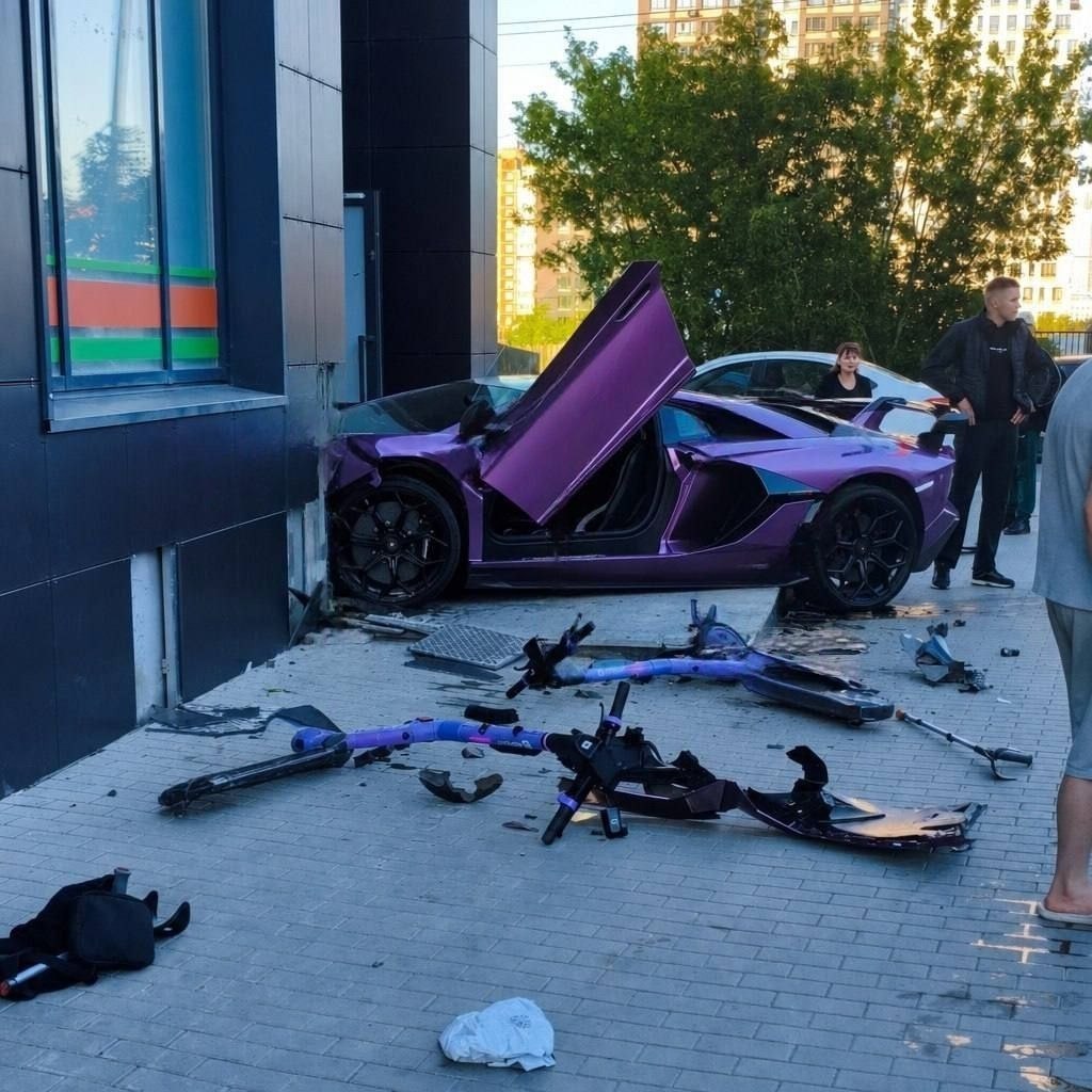 Lamborghini Aventador SVJ влетел в многоэтажку в Екатеринбурге