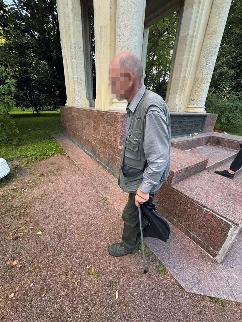 Пенсионер выбросил арсенал в пруд в Петербурге