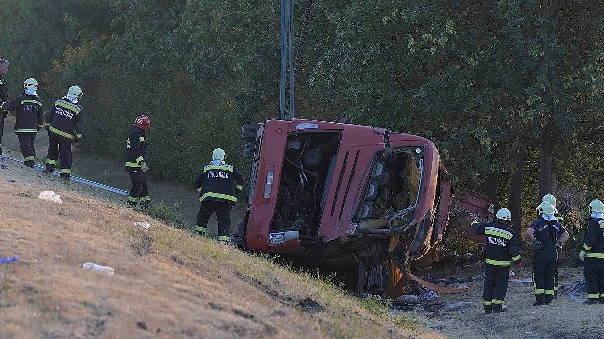 В Венгрии перевернулся туристический автобус: 12 погибших