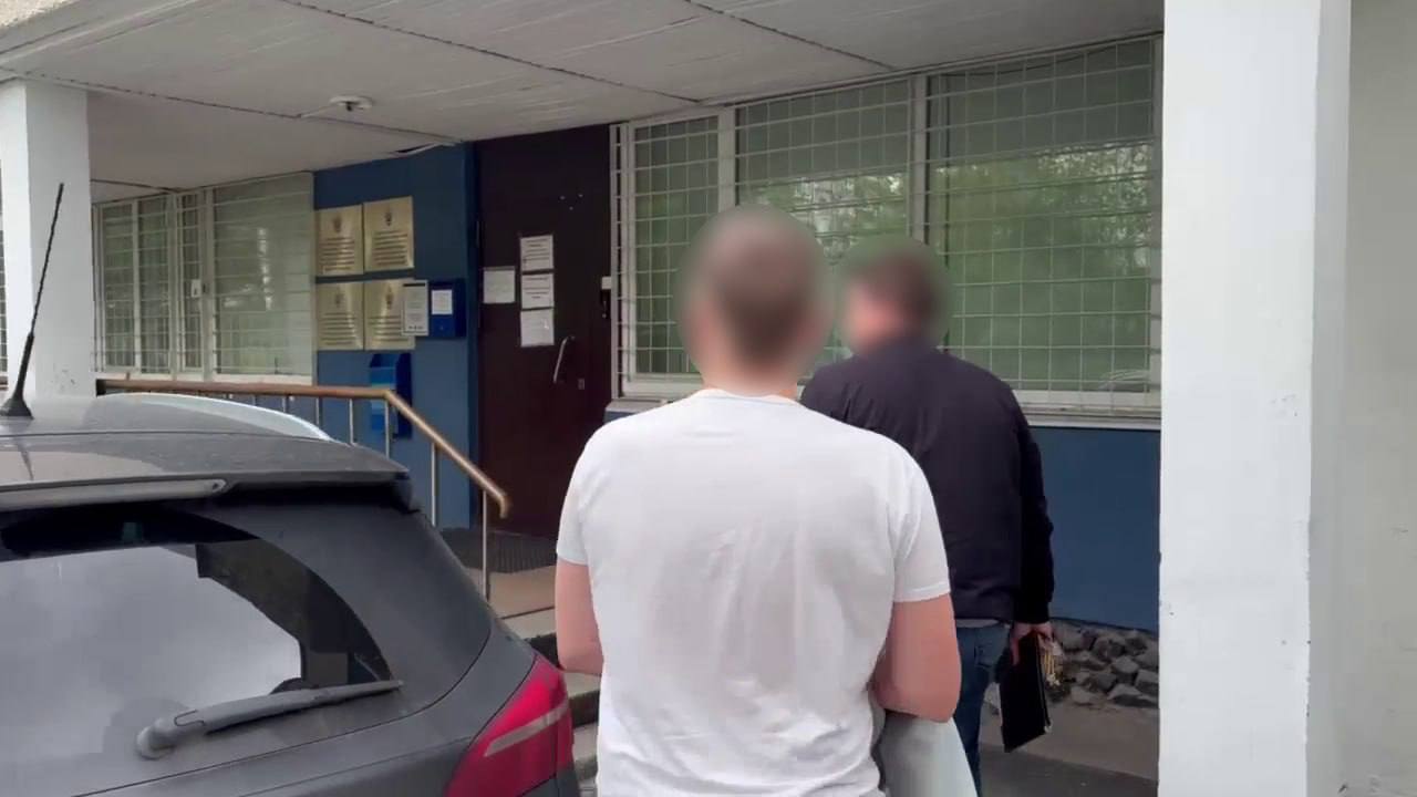 Мужчина с пистолетом угрожал детям в Екатеринбурге