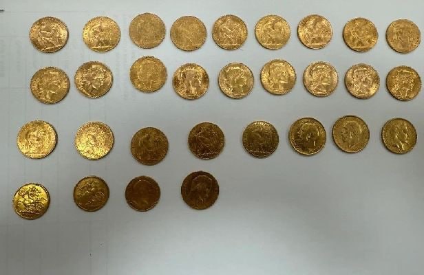 Иностранец пытался провезти в Домодедово золотые монеты на 1,7 млн рублей