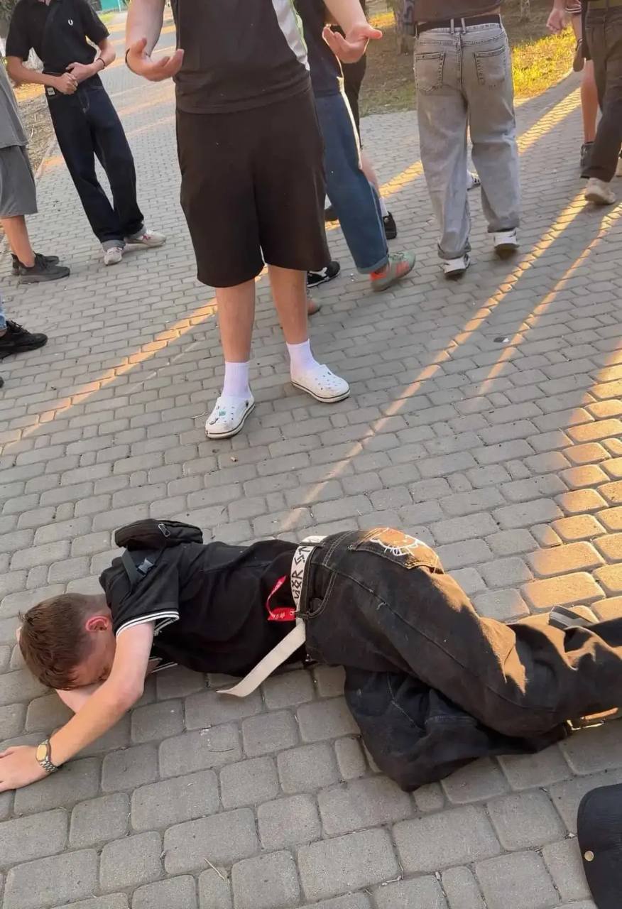 В Таганроге подростки избили парня из-за ремня с рунами