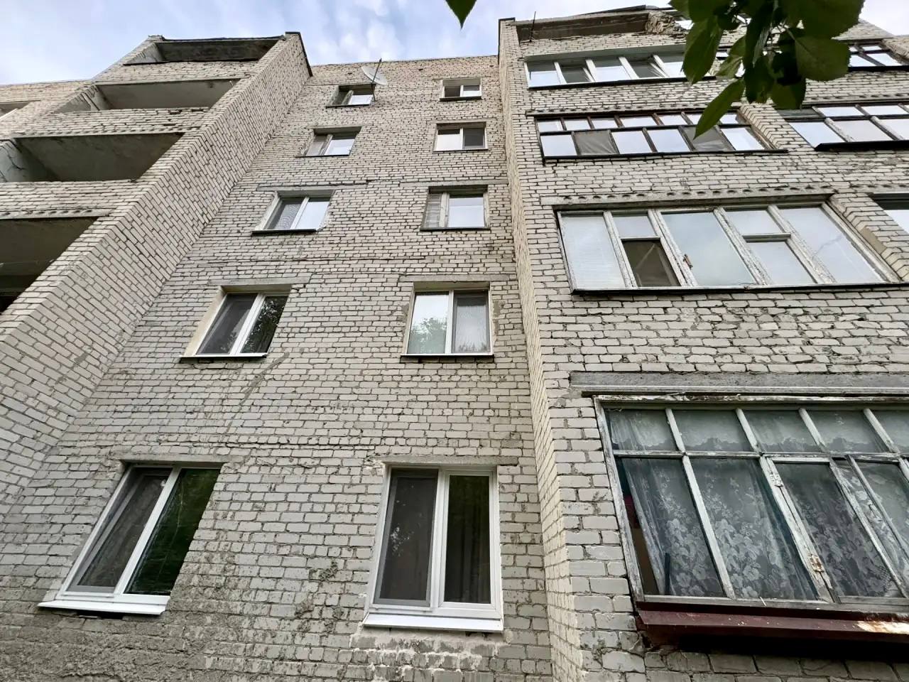 Двухлетний ребёнок выжил после падения из окна пятого этажа в Саратовской области