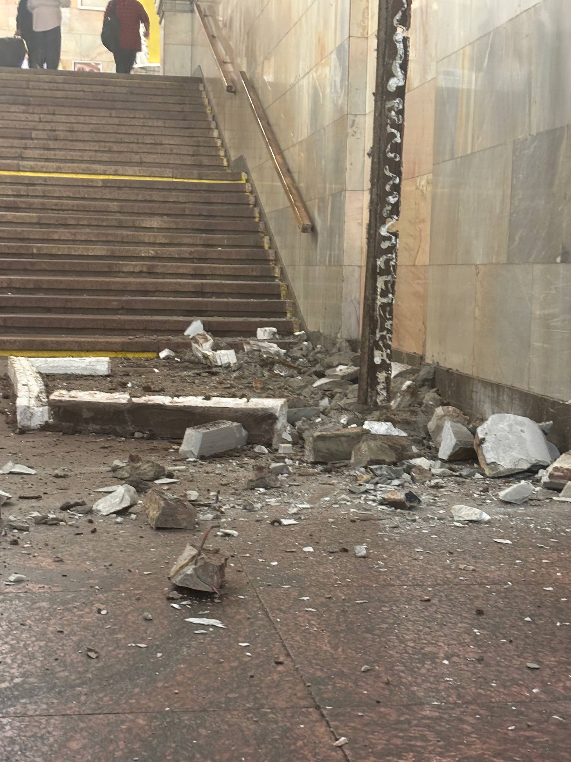 В московском метро на пассажира упал фрагмент лепнины