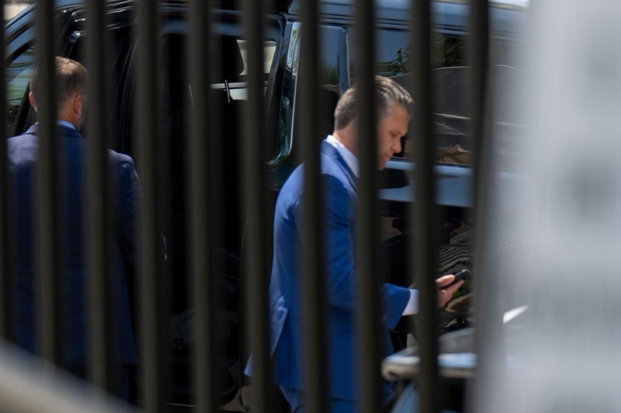 Трамп провел закрытое совещание с главой Пентагона и директором ЦРУ