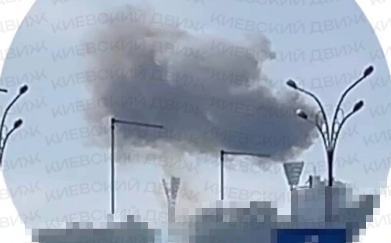 В Киеве возле стадиона Лобановского поднимается дым