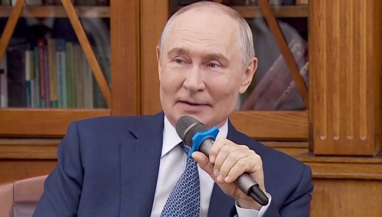 Путин: интернет полон мусора, живое слово учителя незаменимо