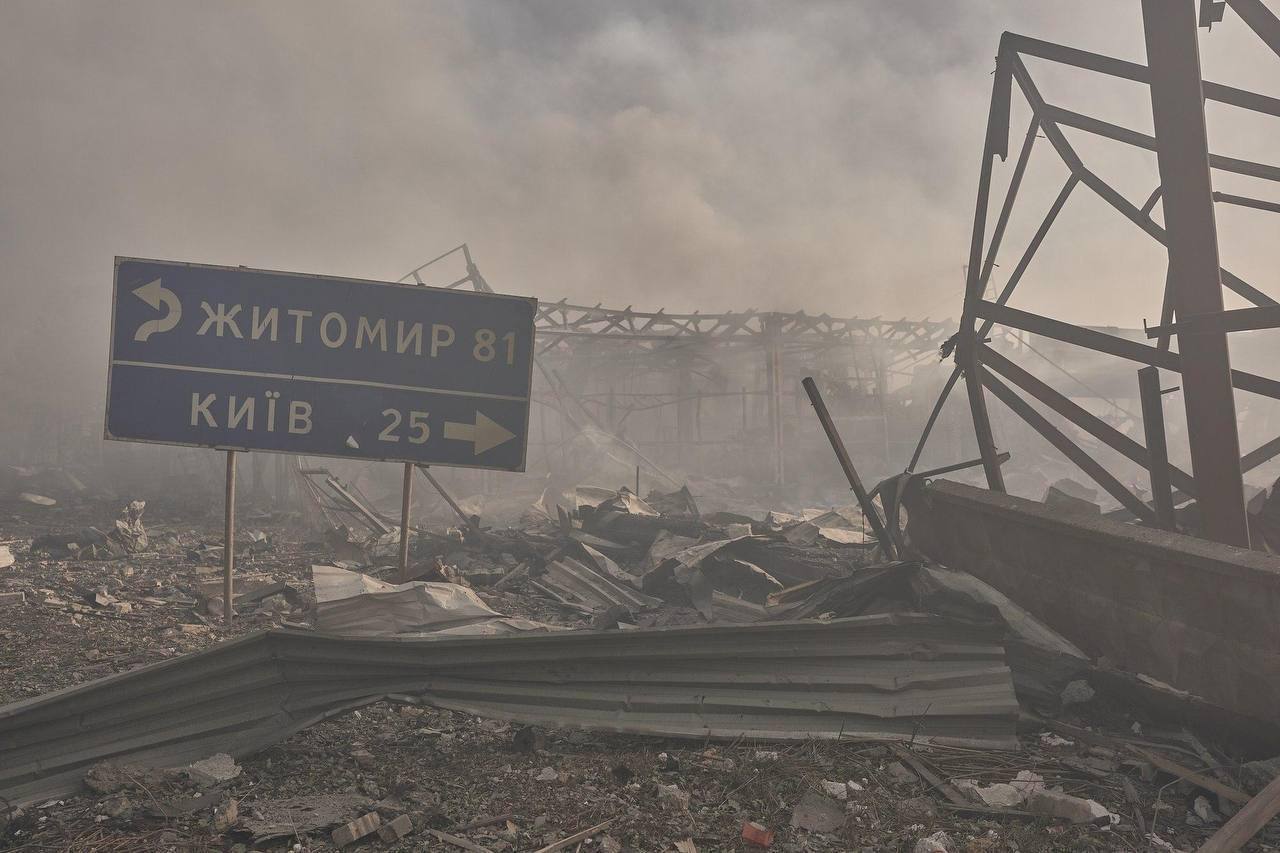 Взрывы в Киевской области: кадры разрушений и столба дыма