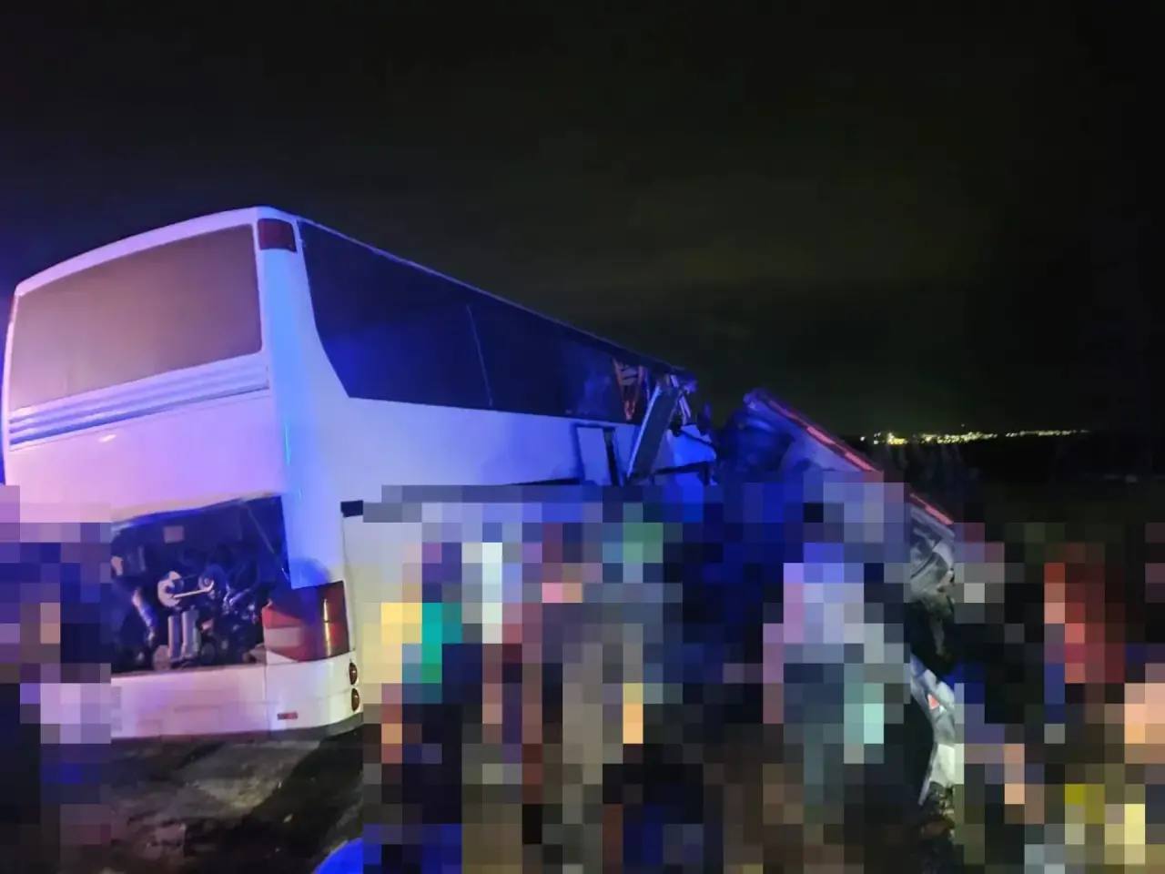 Шесть человек погибли в ДТП с автобусом и КамАЗом на Ставрополье