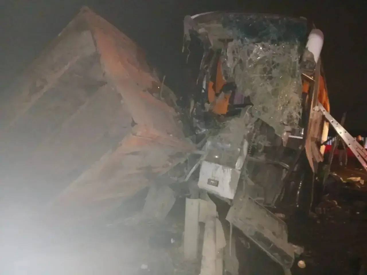 Шесть человек погибли в ДТП с автобусом и КамАЗом на Ставрополье