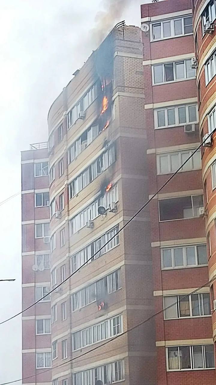 Беспилотники атаковали Подмосковье: попадания в дома и завод