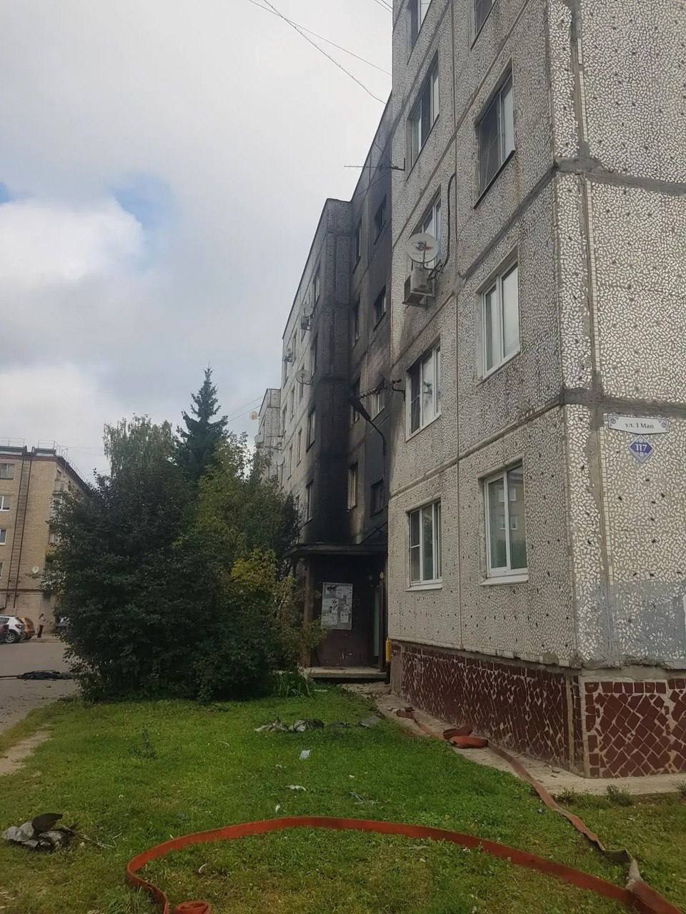 Беспилотники атаковали Подмосковье: попадания в дома и завод
