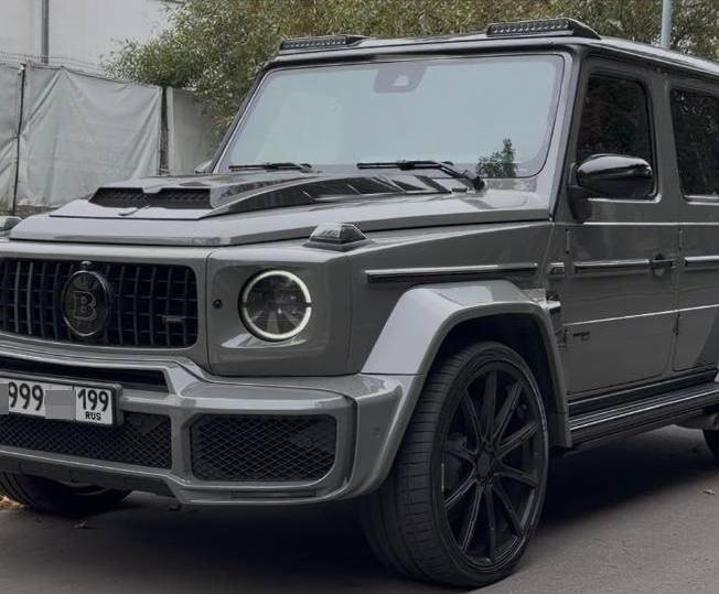 Студенты МГУ приехали на учебу на люксовых автомобилях