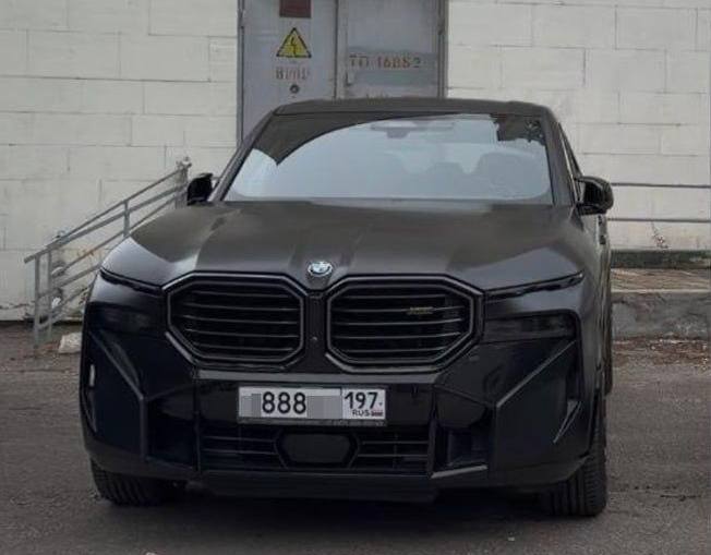 Студенты МГУ приехали на учебу на люксовых автомобилях