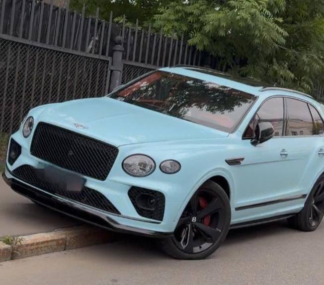 Студенты МГУ приехали на учебу на люксовых автомобилях