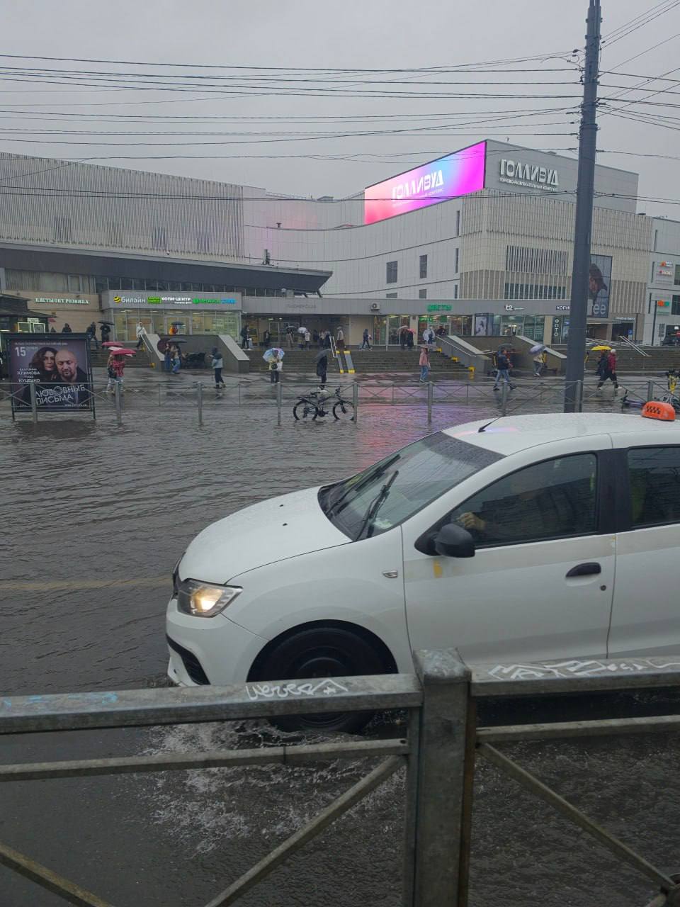 Сильный ливень в Петербурге затопил автобусы и улицы