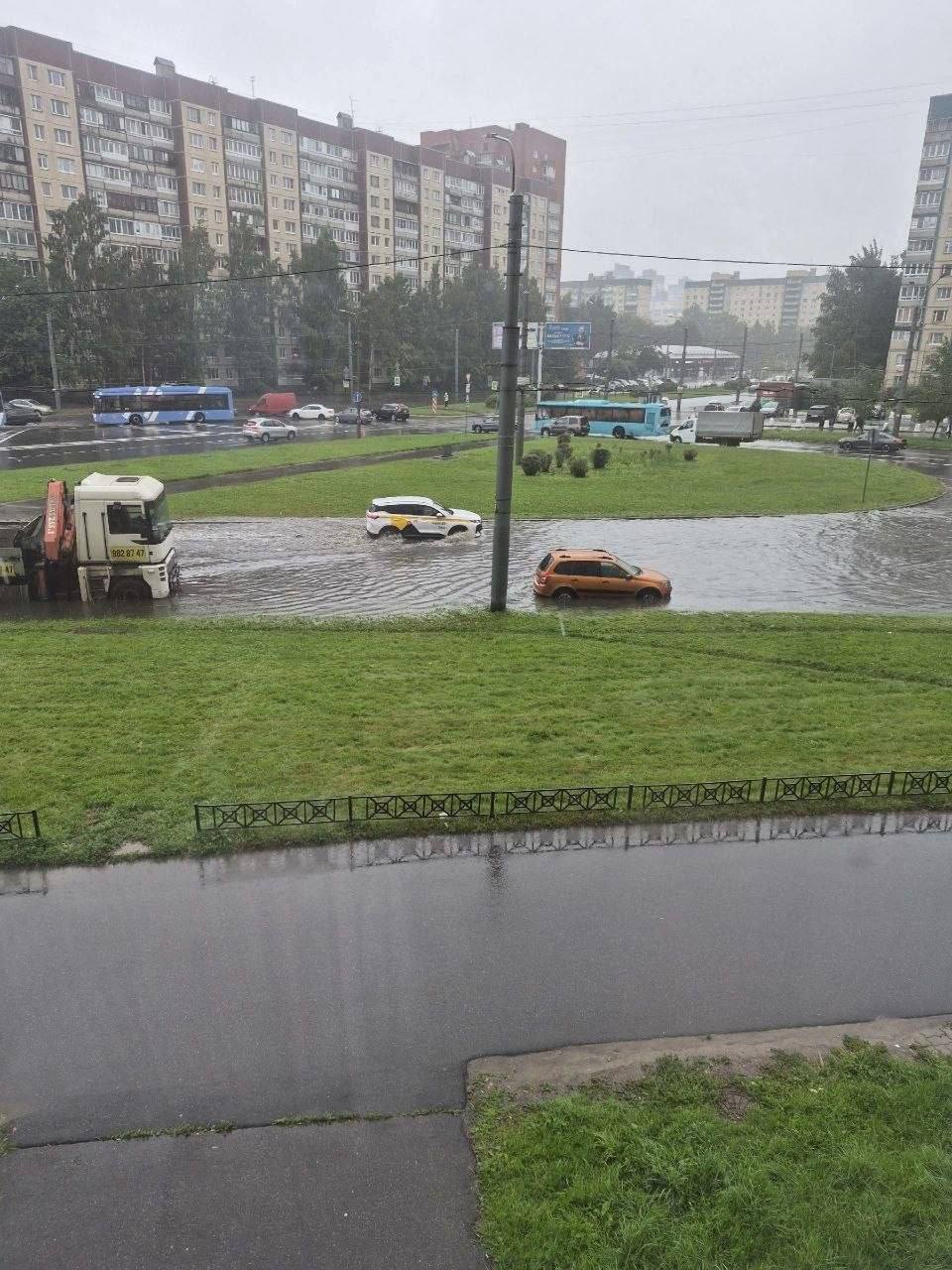 Сильный ливень в Петербурге затопил автобусы и улицы