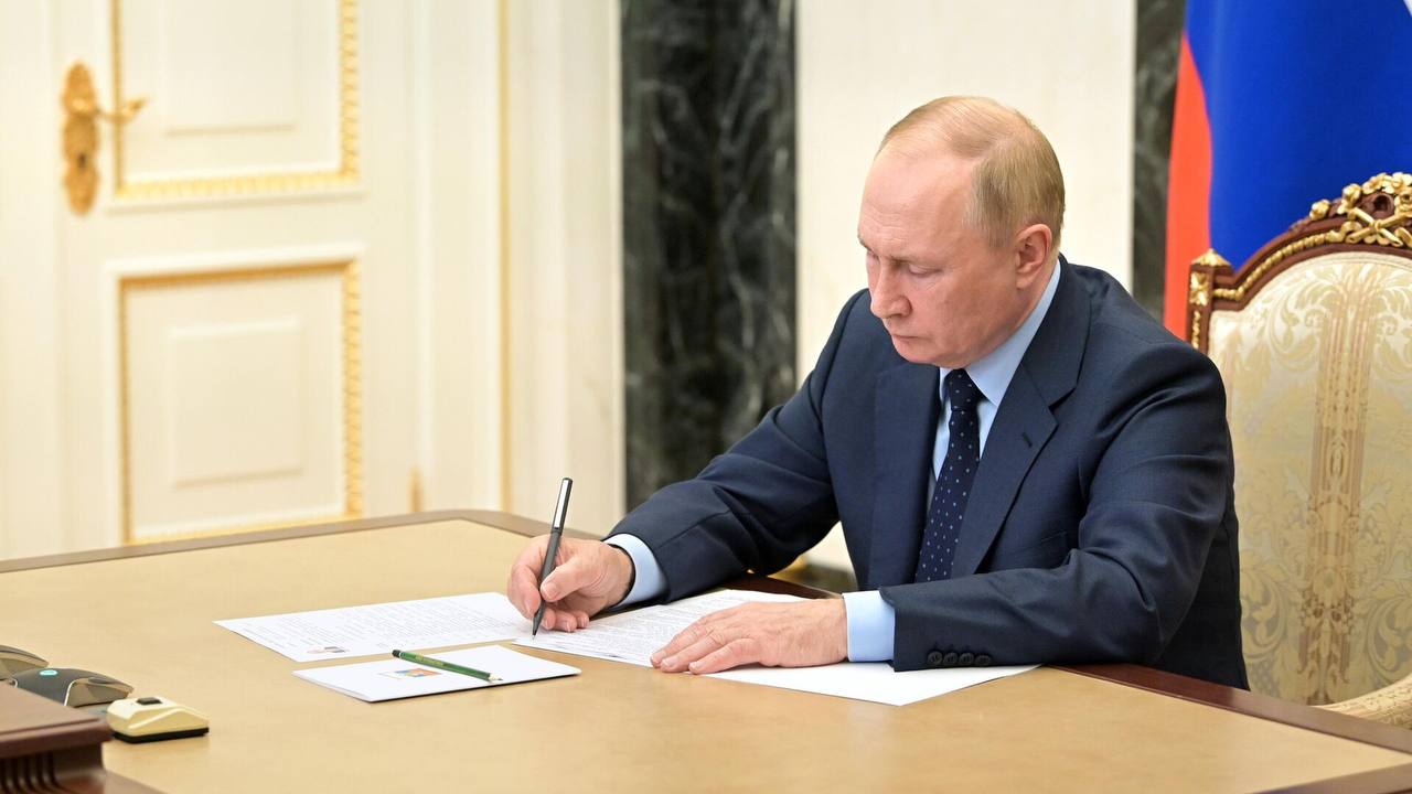 Путин уволил трех генералов в регионах